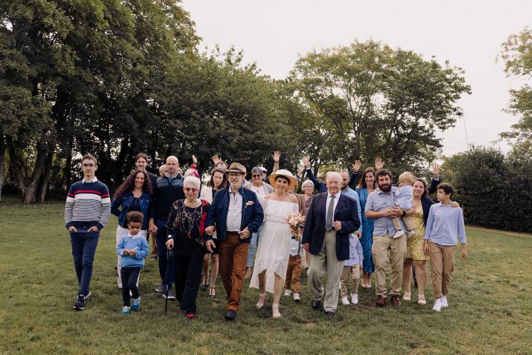 les mariés avec leurs invités