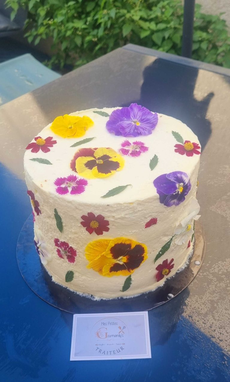 wedding cake à la crème et avec des fleurs comestibles
