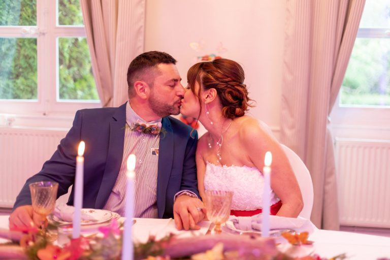 Couple en train de s’embrasser autours d’une table décorés est servie