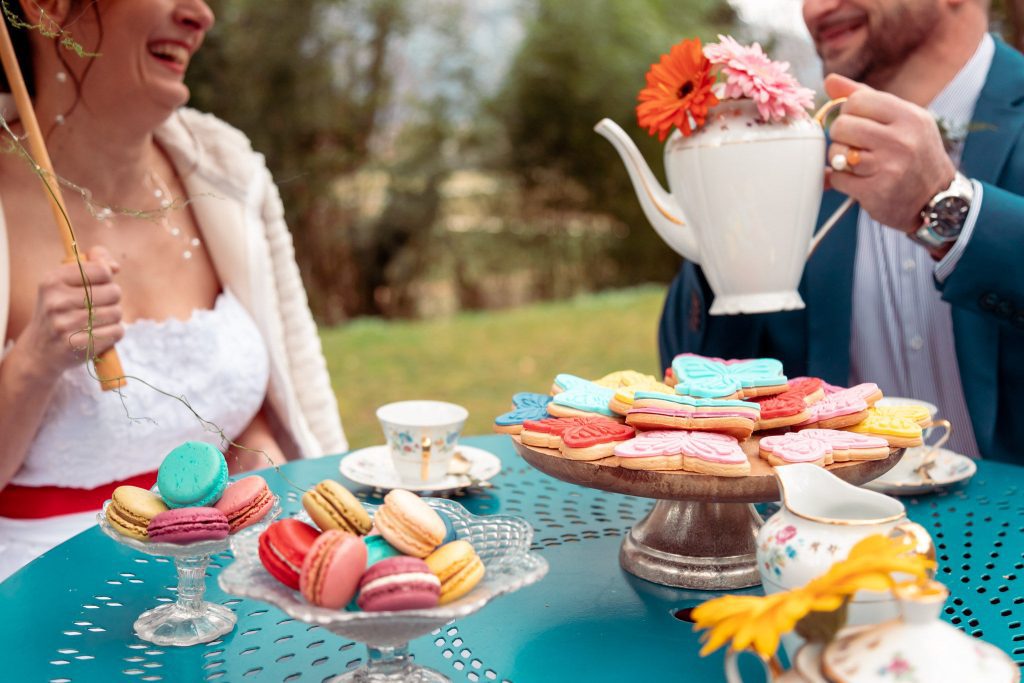 Photo du couple dégustant des gâteaux et un verre de thé