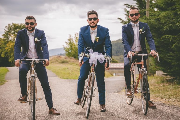 le marié et ses témoins en vélo