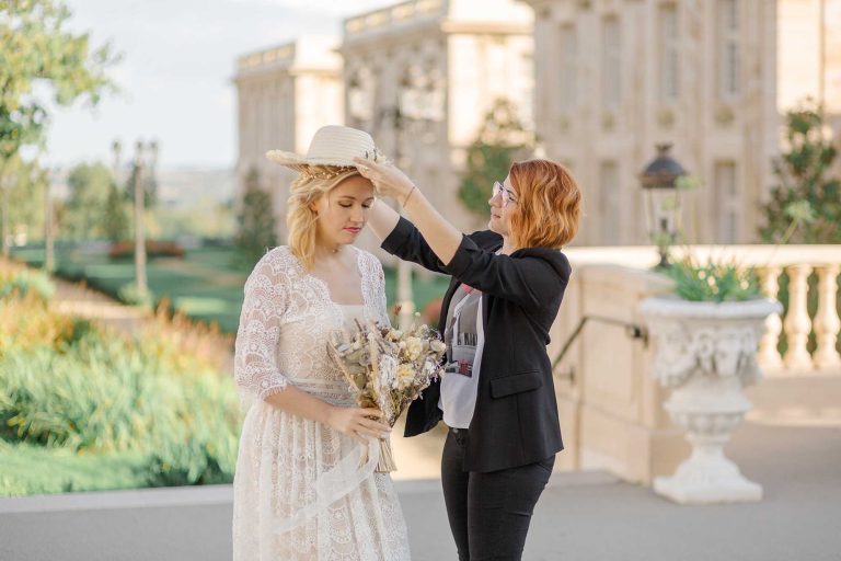 Mariée en robe de dentelle ajustée par C'est Maman Qui L'a Fée, avec chapeau et bouquet de fleurs séchées, préparation élégante