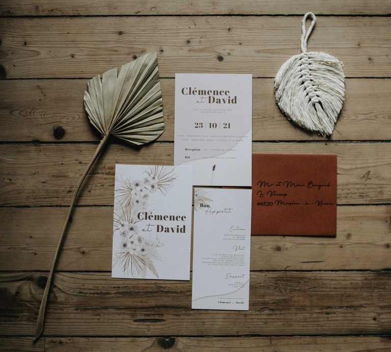 Invitations de mariage personnalisées pour Clémence et David avec décoration naturelle sur fond en bois
