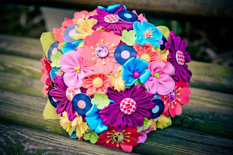Bouquet de mariée coloré et éclectique avec des fleurs en tissu et boutons, alternative créative aux bouquets traditionnels