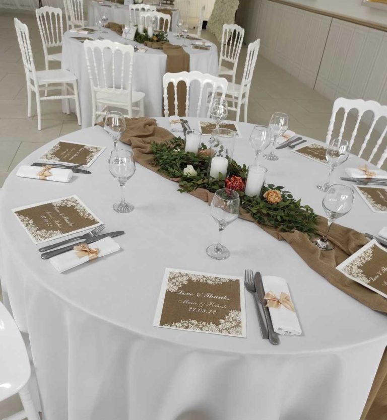 Table de mariage rustique avec décoration de chemin de table vert et menus personnalisés.
