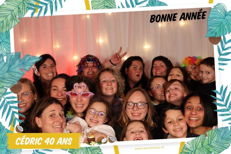 Groupe souriant lors de la célébration du 40e anniversaire de Cédric avec décorations de fête.