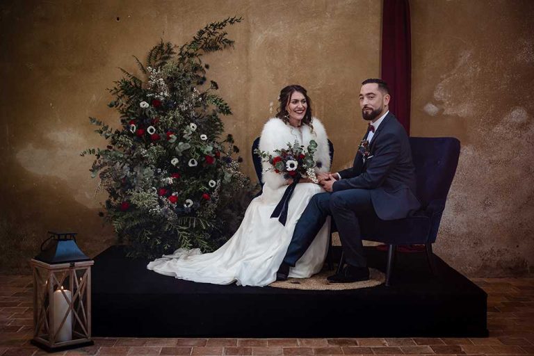 Couple mariée avec sapin sur le coté et habillé pour l'hiver