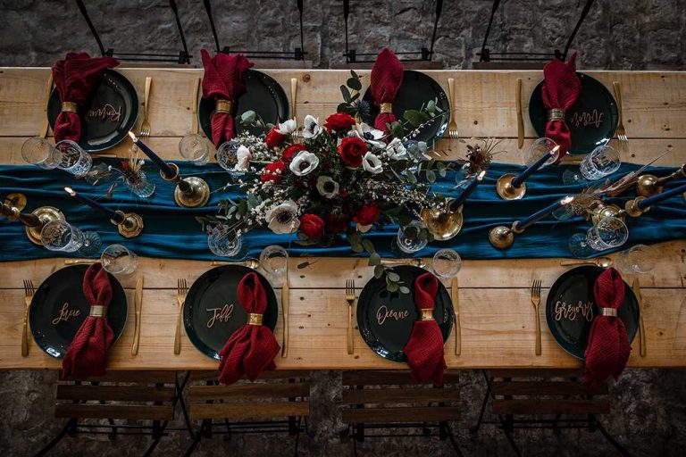 Table de mariage avec une décoration bordeaux, noir et bleue