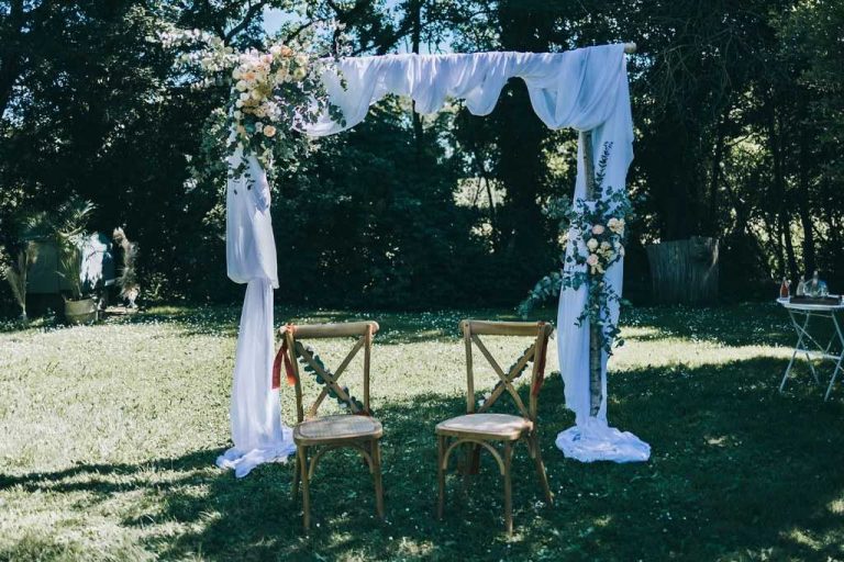 Arche de cérémonie en extérieur bohème avec voile blanc