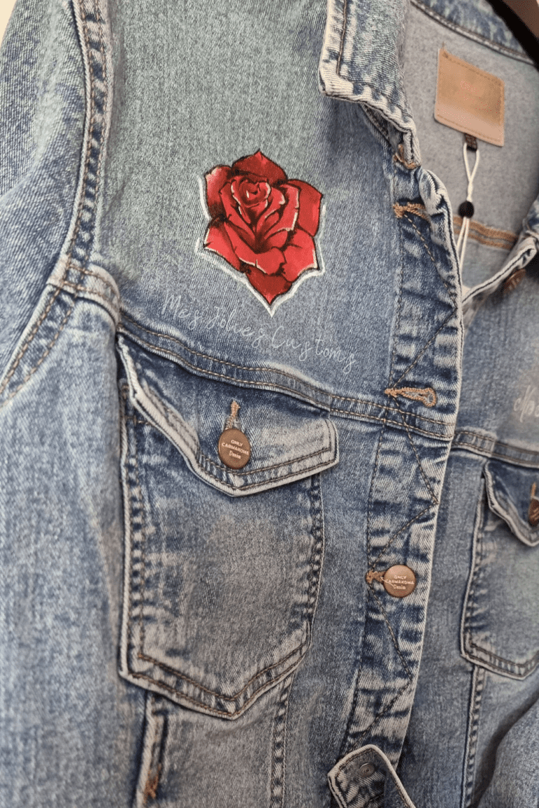 Veste en jean avec une broderie personnalisée d'une rose rouge et la signature de MES JOLIES CUSTOMS.