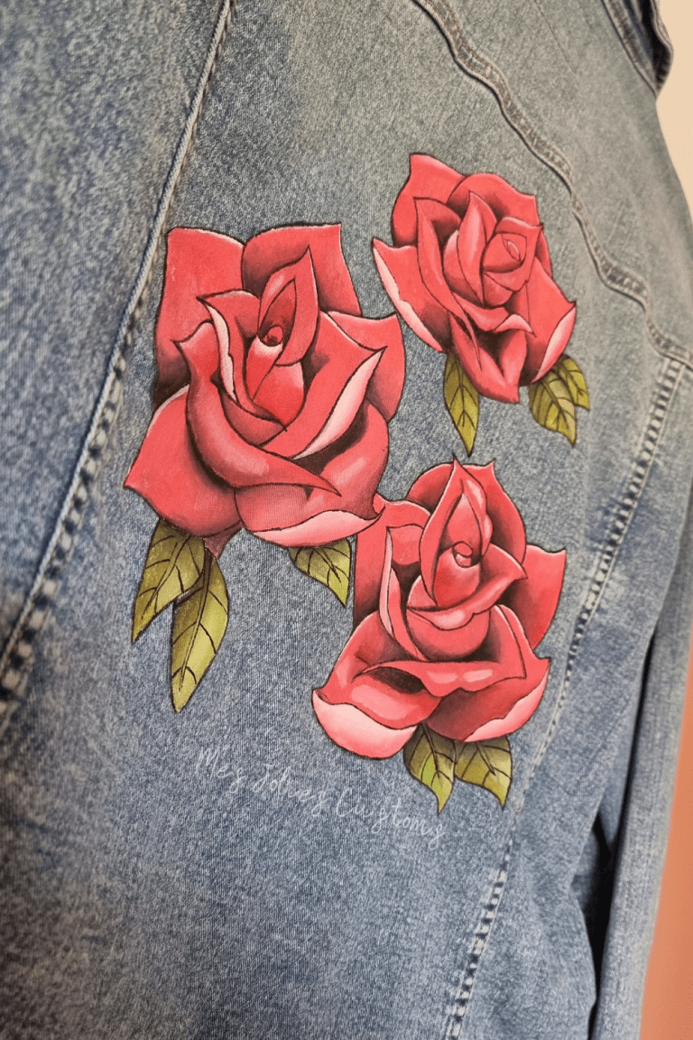 Veste en jean personnalisée avec des roses rouges brodées par MES JOLIES CUSTOMS.