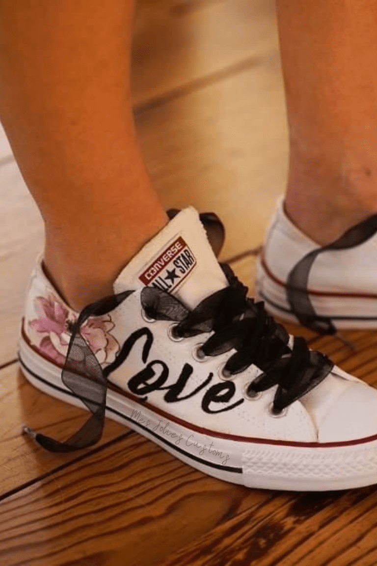 Sneakers de mariage Converse personnalisés avec motif floral et le mot 'Love' sur le côté.