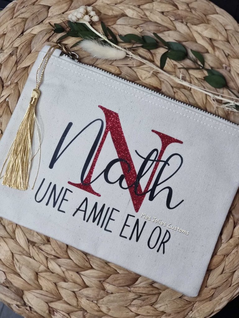 Pochette personnalisée avec l'inscription "Math une amie en or" par MES JOLIES CUSTOMS.