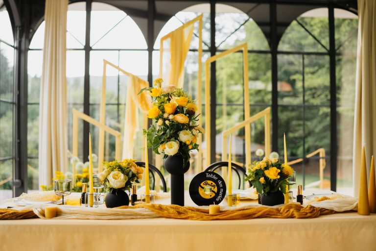 centre de table dans les ton jaune et avec les disques de mariage good vibes