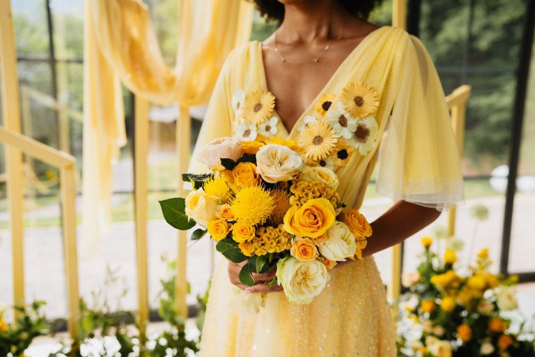 bouquet de fkeurs colorés dans les tons jaune