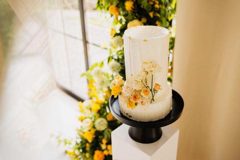 Photo du wedding ccake cake design dans les tons jaune