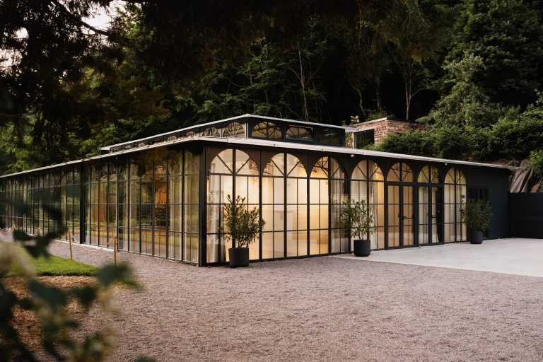 orangerie en verre avec une foret autours