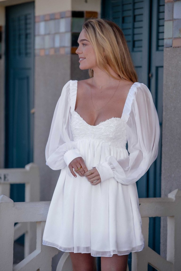 Mariée en robe courte élégante, prête pour un mariage civil.