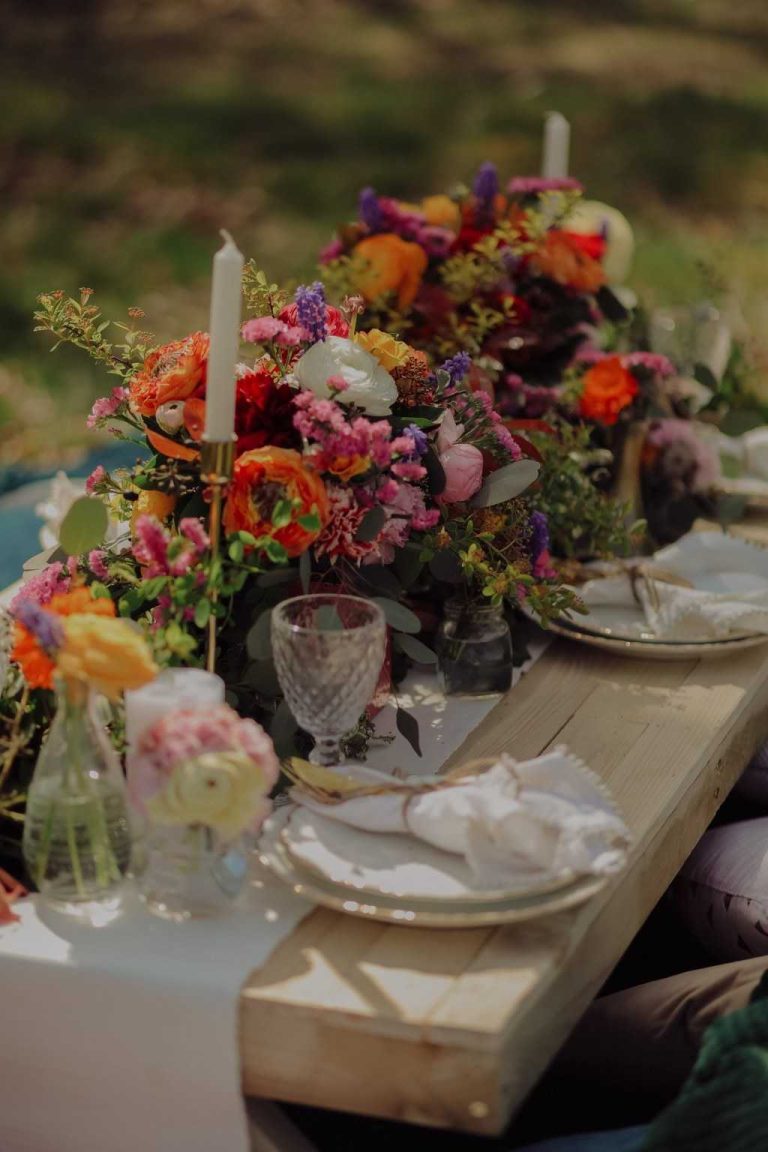 Table de brunch décorée avec arrangements floraux