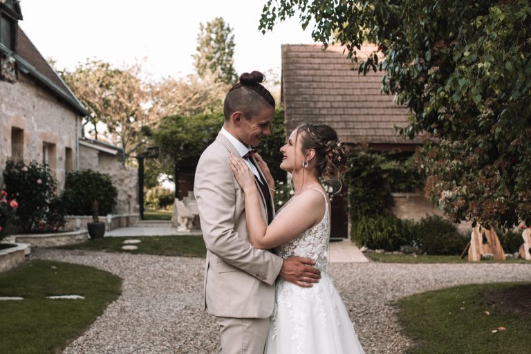 Jeunes mariés qui se regardent droit dans les yeux le jour de leur mariage