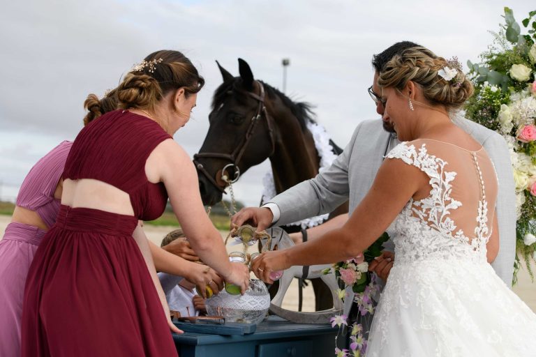 Mariés et témoins ensemble plongeant la main dans un panier pour la cérémonie de mariage