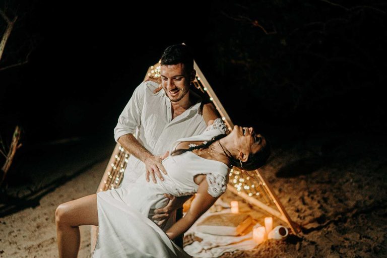 Couple dansant sur la plage lors d'une soirée romantique.