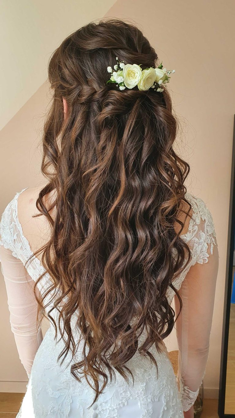 Coiffure de mariage avec tresses et ondulations.