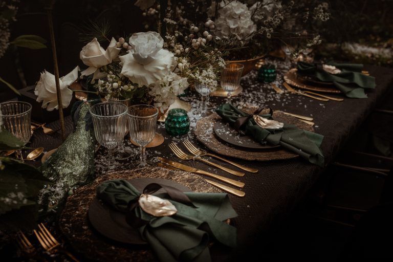 able de mariage décorée de vert émeraude, noir, et touches dorées.