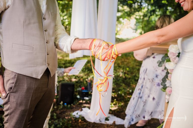 Couple participant à une cérémonie de lien des mains.