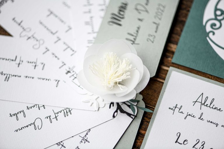 Menu du repas de mariage en éventail avec une fleur blanche au milieu