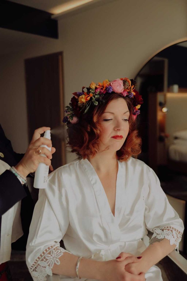 Mariée avec une couronne de fleurs se préparant pour son mariage.