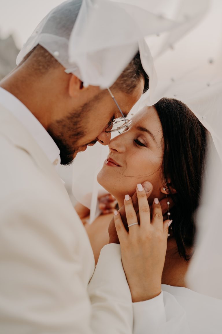 Mariée en blanc qui se regardent avec intensité le jour de leur mariage