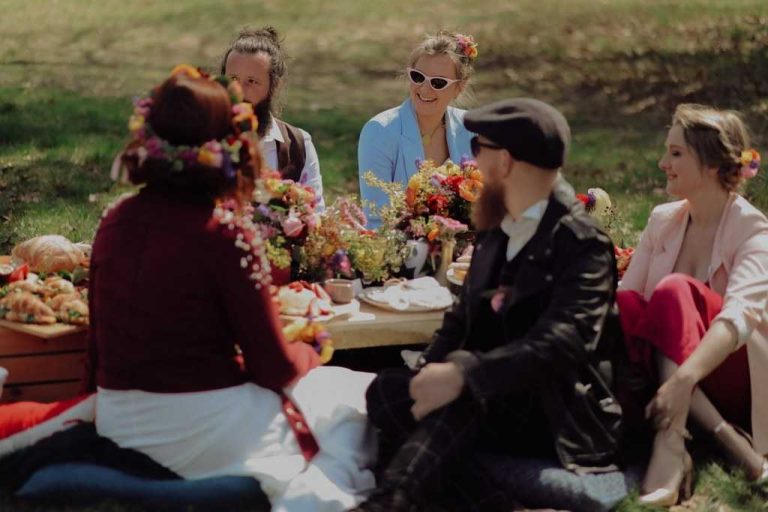 Moments de bonheur et de convivialité capturés lors d'un mariage orchestré par La Petite Étincelle.