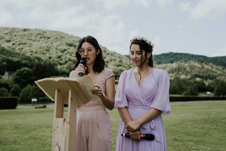 Officiante et assistante préparant la cérémonie en plein air.