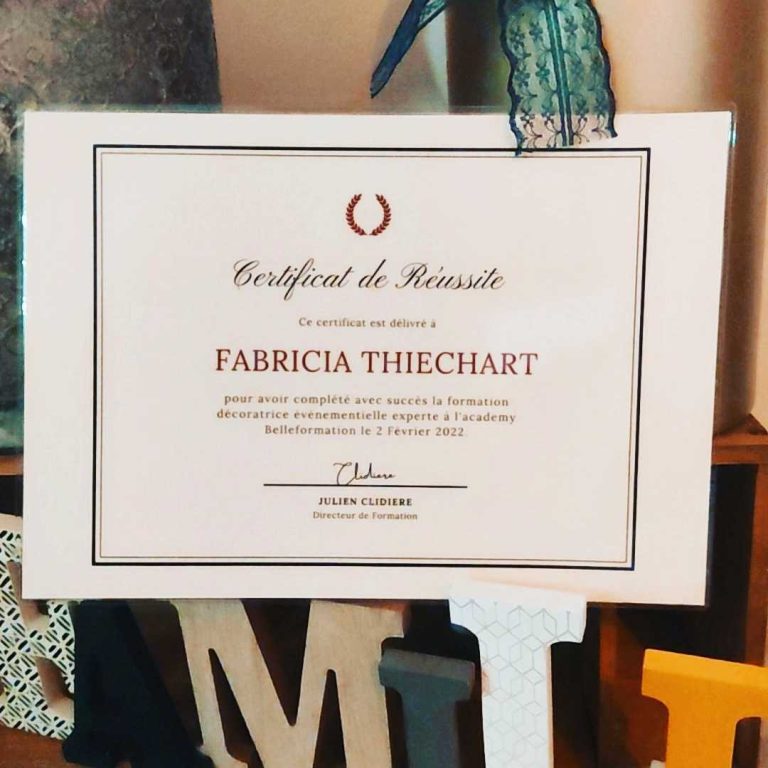 Certificat de réussite décerné à Fabricia Thiechart pour une formation en décoration événementielle.