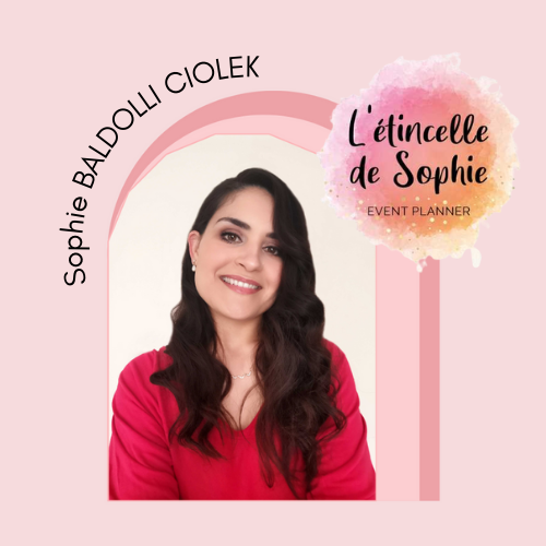 Portrait de Sophie Baldolli Ciolek avec le logo 'L'étincelle de Sophie Event Planner' en arrière-plan.