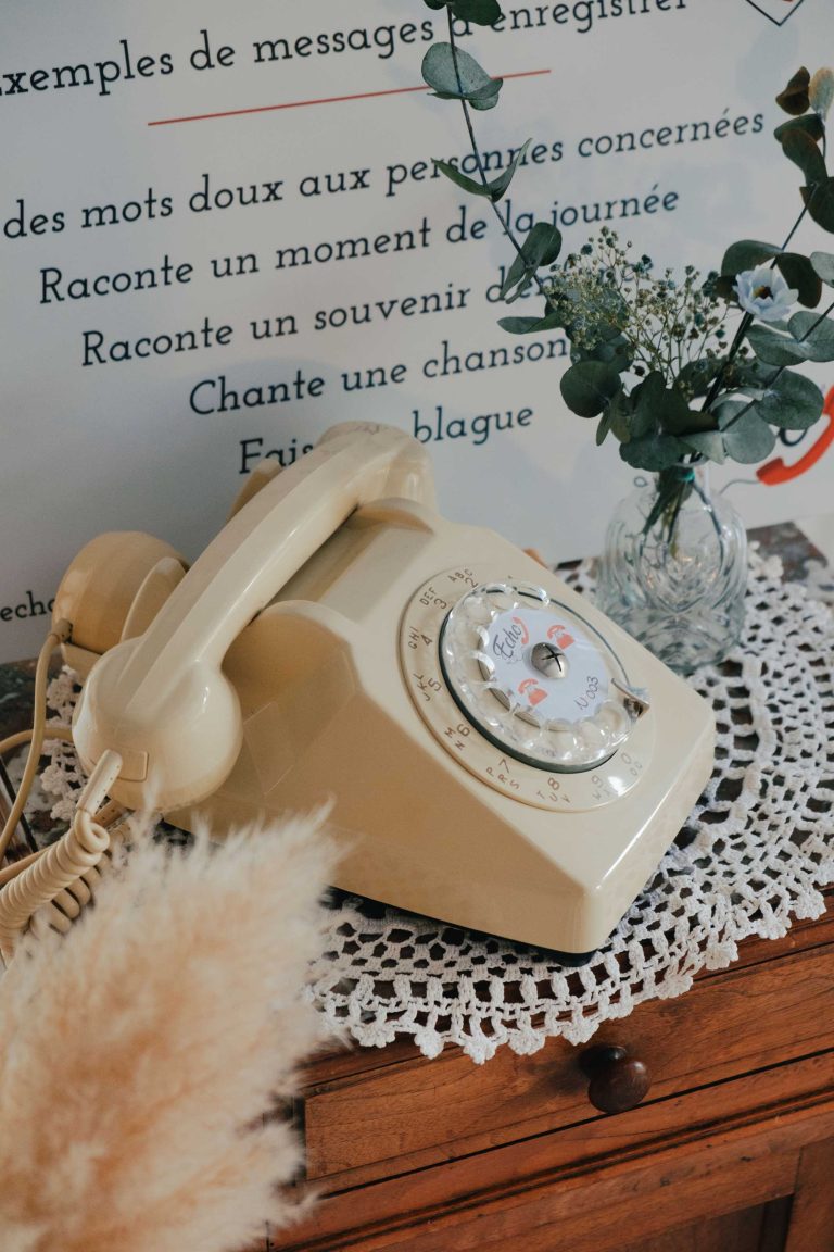 Téléphone vintage beige Echo prêt à enregistrer des messages.