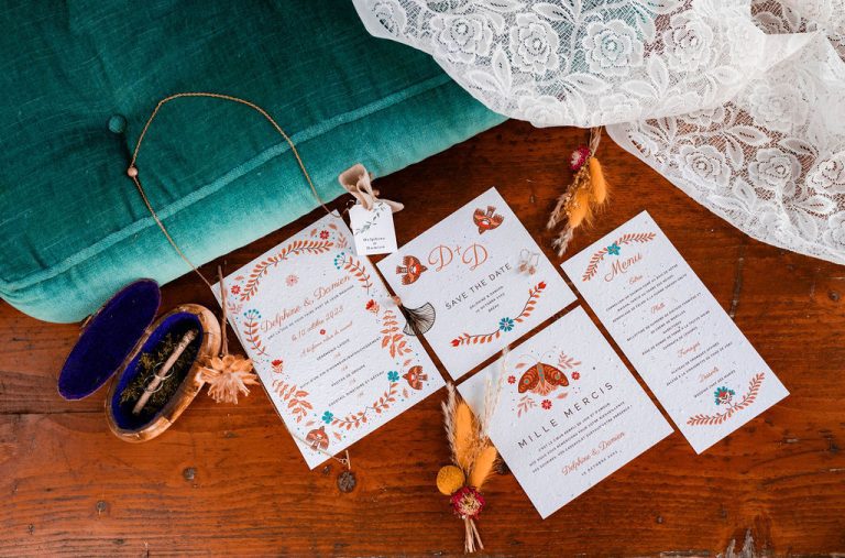 Papeterie de mariage thème gypsy bohème avec dentelle et décorations.