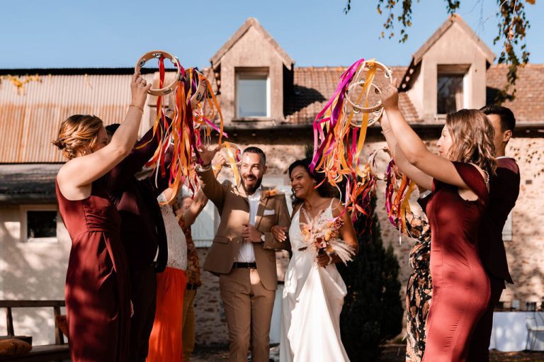 Mariés célébrés par leurs amis avec des attrape-rêves colorés.