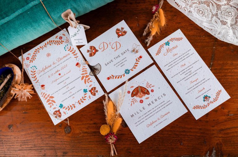 Papeterie de mariage sur thème bohème avec invitations et remerciements décorés de motifs floraux.