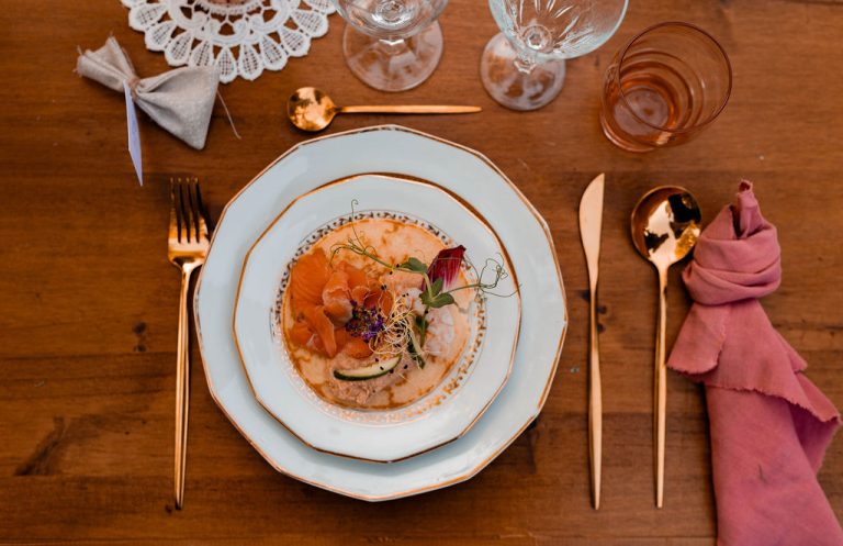 Plat de saumon élégamment présenté sur une assiette avec décoration de table bohème.