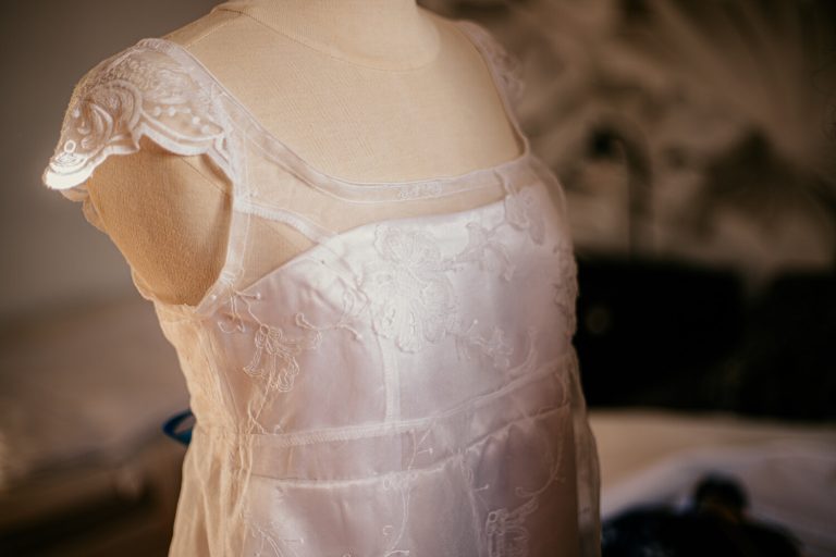 Détail de la robe de mariée inspirée de Bridgerton avec broderies délicates