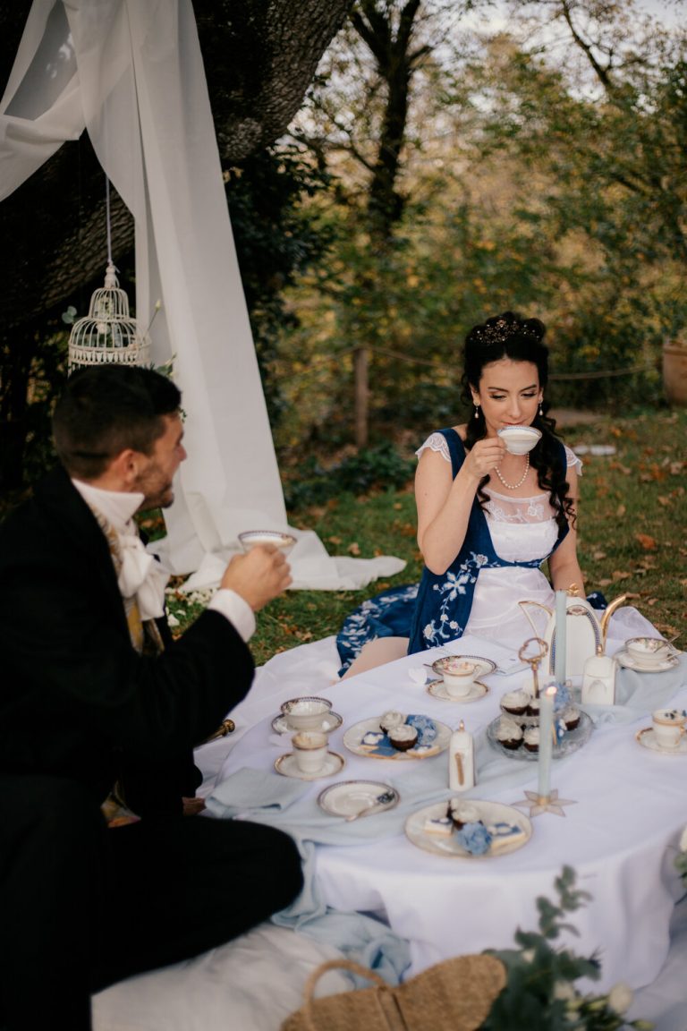 Mariés prenant le thé dans un cadre inspiré de Bridgerton