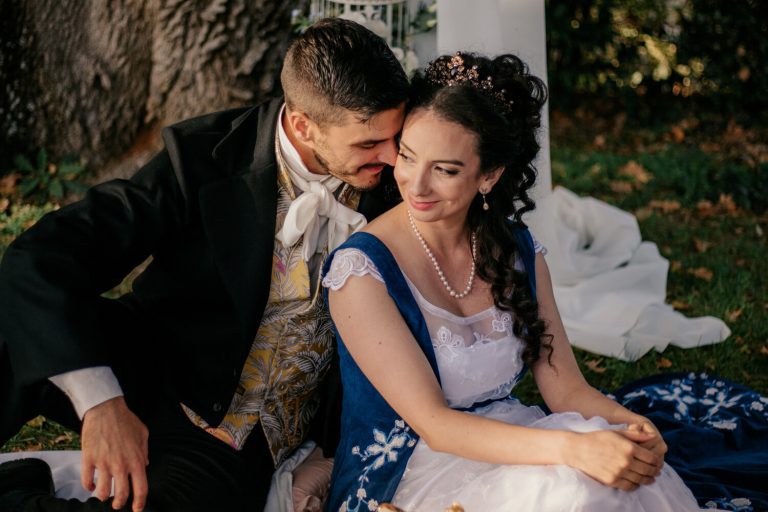 Moment tendre entre les mariés lors d'un mariage à thème Bridgerton