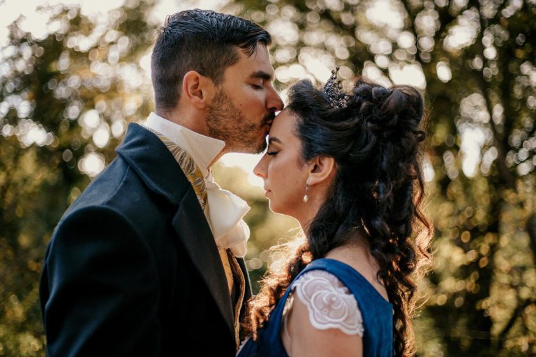 Mariés s'embrassant tendrement dans un éclairage naturel