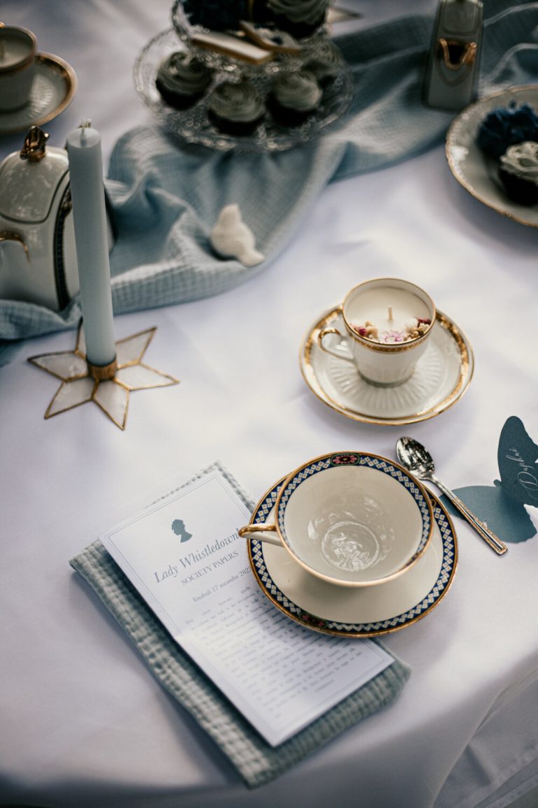 Table de mariage élégante avec porcelaine raffinée et lettre de Lady Whistledown
