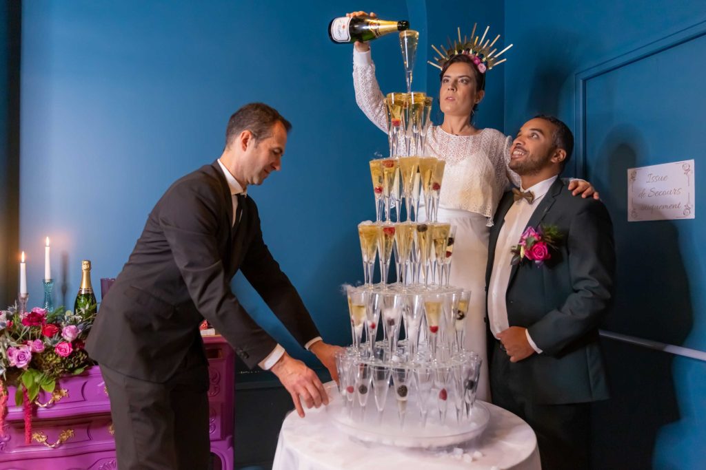 Champagne versé par la mariée sur une fontaine faites par des flûtes de champagne