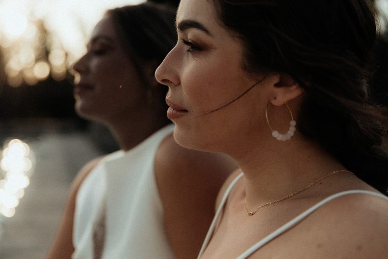 Profil de deux mariées dans une douce lumière de fin de journée.