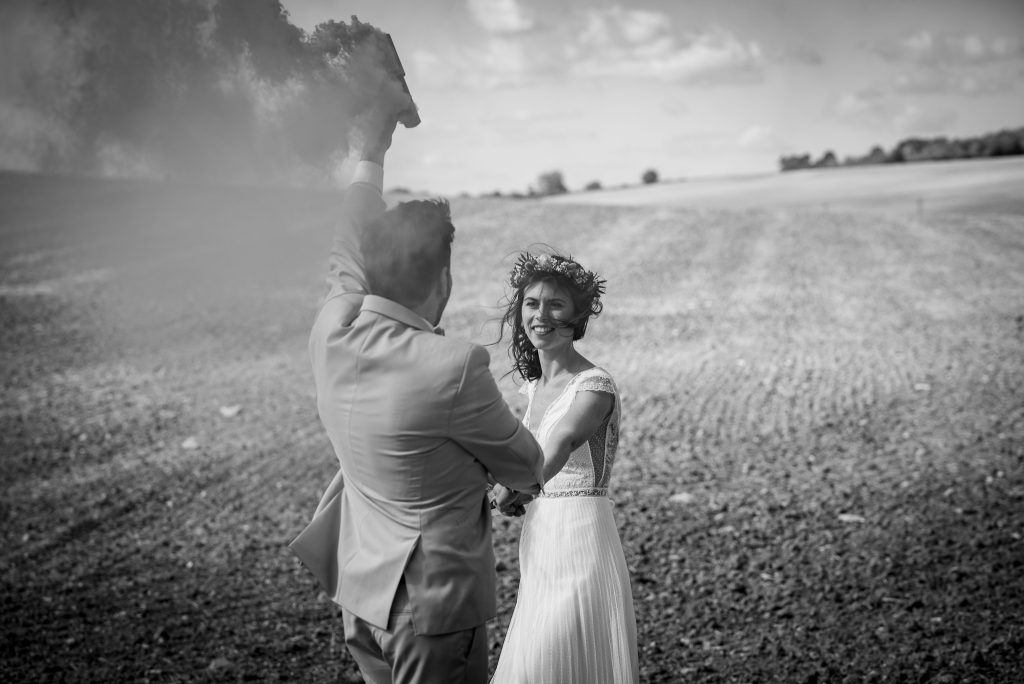 Shooting d'un couple de mariés heureux dans la campagne