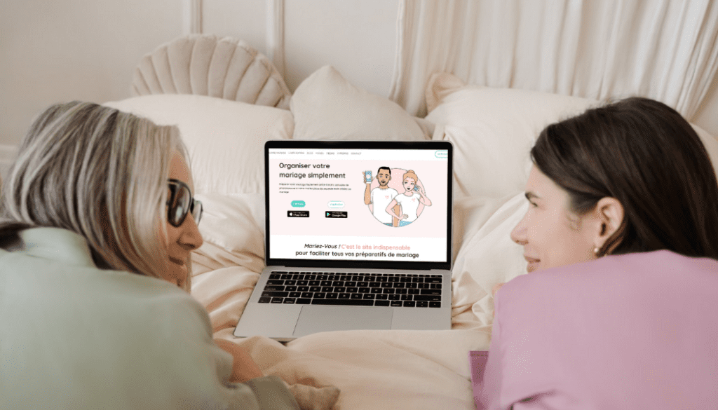 Une femme et sa mère sur leur ordinateur en train de regarder le site web de Mariez-Vous !